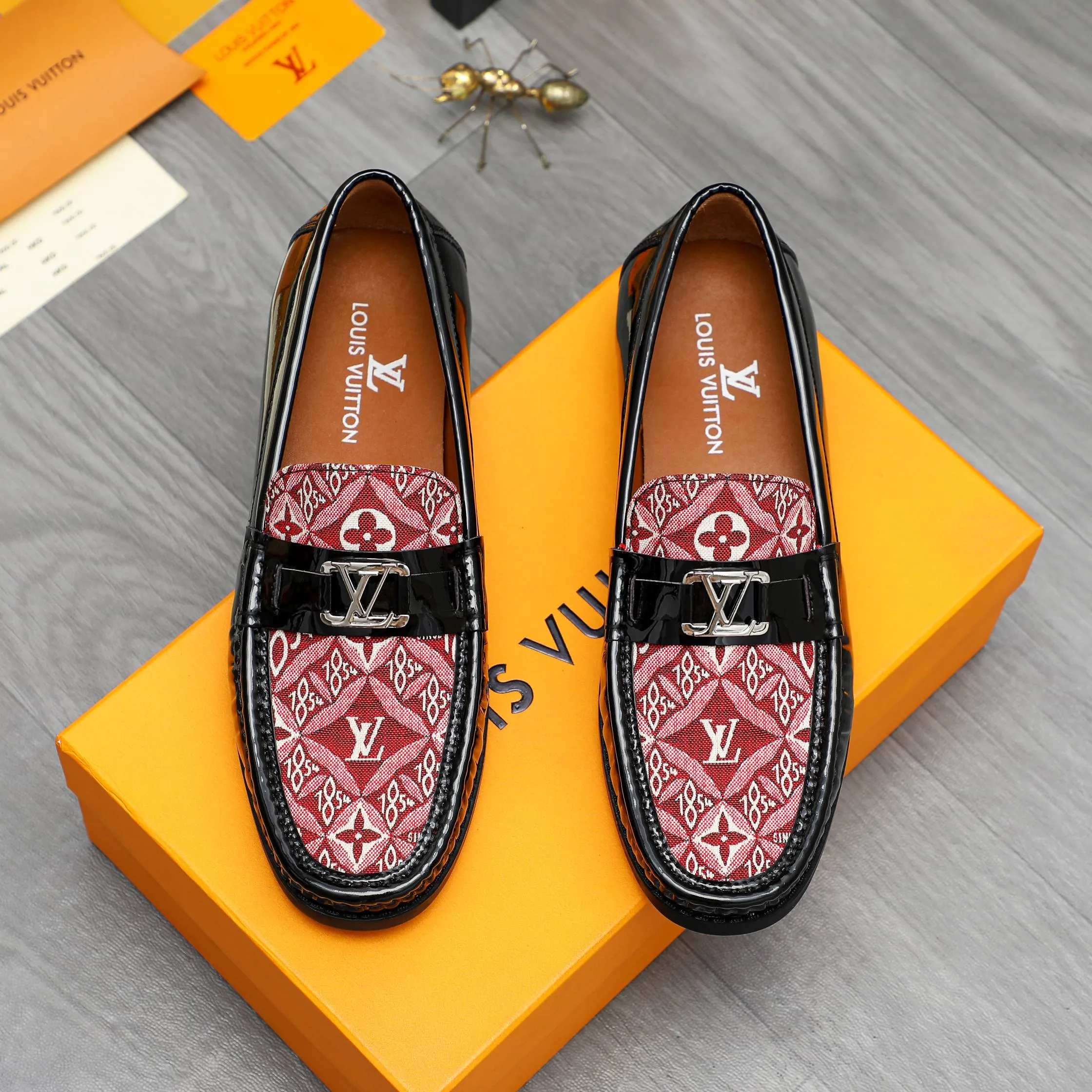 Men's shoes 💰400 Product trademark: LV "Louis Vuitton" casual slip-on shoes Regular size: 38-45 (45 is custom-made and non-returnable) Product material: Selected breathable fabric spliced ​​patent cowhide upper, cowhide lining, rubber outsole